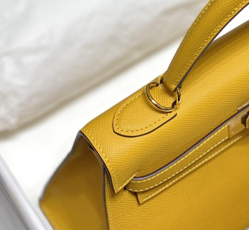 𝑬 𝒑 𝒔 𝒐 𝒎 𝑲 𝒆 𝒍 𝒍 𝒚 ☆ Amber yellow Hermes has transcended simple identity symbols in today's era_ More of a cultural symbol of spirit 🎶 With a lot of love for Kelly ❤️ No matter how the back is, it highlights a distinctive elegance 〰️ 25cm 28cm