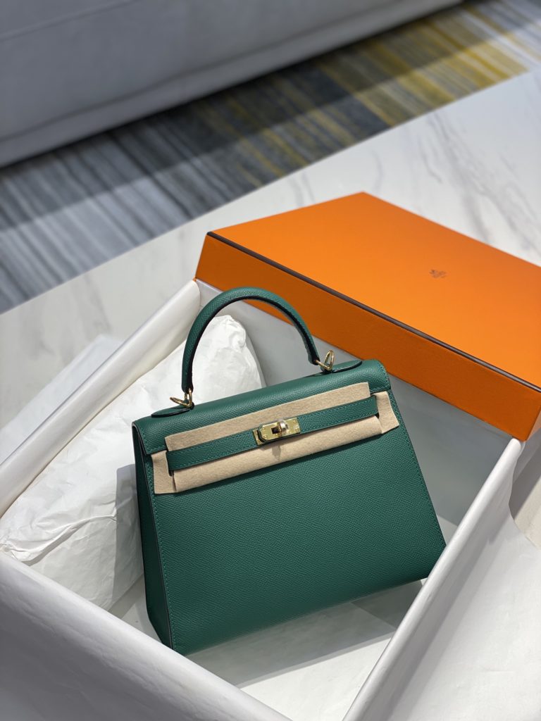 𝑬 𝒑 𝒔 𝒐 𝒎 𝑲 𝒆 𝒍 𝒍 𝒚 Hermes has transcended simple identity symbols in today's era_ More of a cultural symbol of spirit 🎶 With a lot of love for Kelly ❤️ No matter how the back is, it highlights a distinctive elegance 〰️ 25cm 28cm