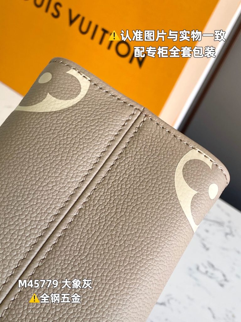 Elephant gray leather is Italian grade A leather, which is made of quality, hardware, fabric, craftsmanship, oil edge, grade A products, and the pictures are consistent with the product. It is packaged in a complete set. Size: 25x19x11.5CM