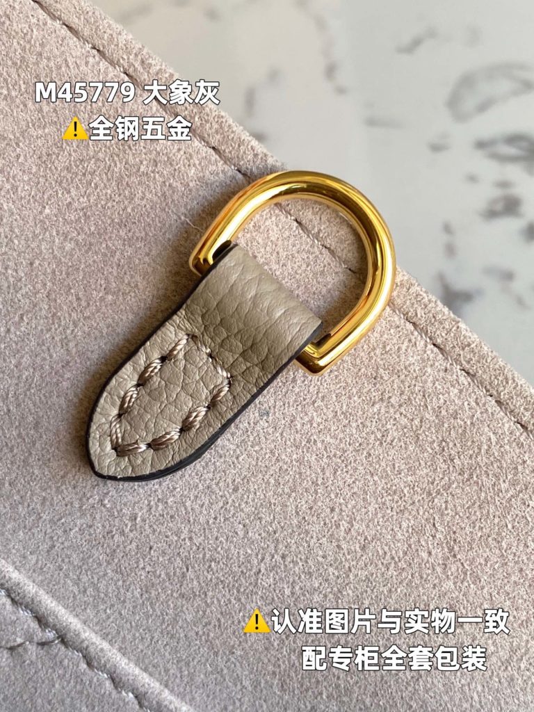 Elephant gray leather is Italian grade A leather, which is made of quality, hardware, fabric, craftsmanship, oil edge, grade A products, and the pictures are consistent with the product. It is packaged in a complete set. Size: 25x19x11.5CM