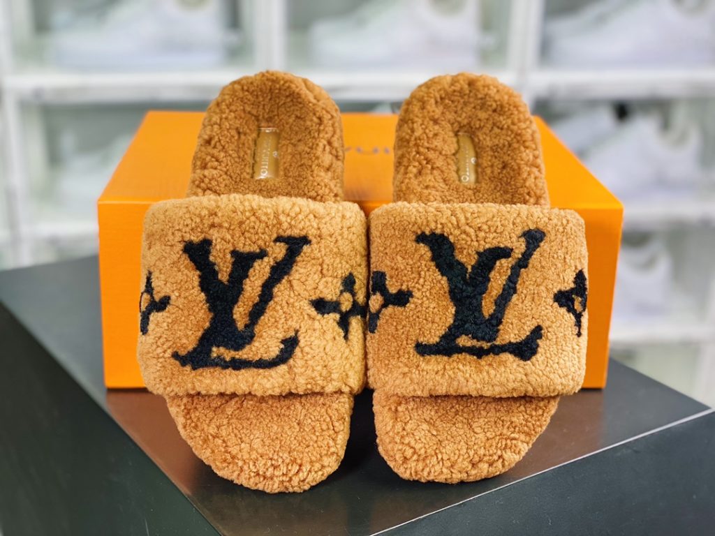 L. V is the hottest wool slipper in autumn and winter this year, with a hit model, top-notch quality in stock, perfect details, and the highest version in the market