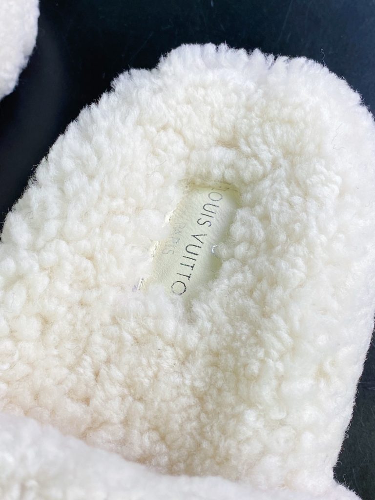 L. V is the hottest wool slipper in autumn and winter this year, with a hit model, top-notch quality in stock, perfect details, and the highest version in the market