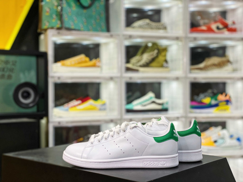 Adidas Originals Stan Smith Green Tail Summer's light and simple Japanese color scheme with simple language expression. Imported calf leather and rubber outsole are used to create a timeless classic small white shoe. First choice 10