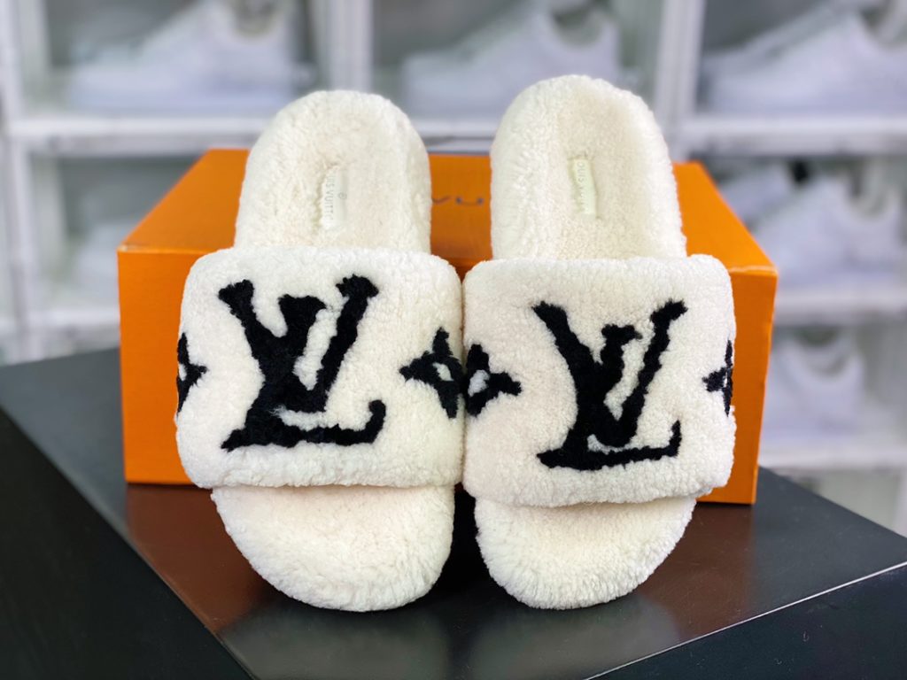 L. V is the hottest wool slipper in autumn and winter this year, with a hit model, top-notch quality in stock, perfect details, and the highest version in the market