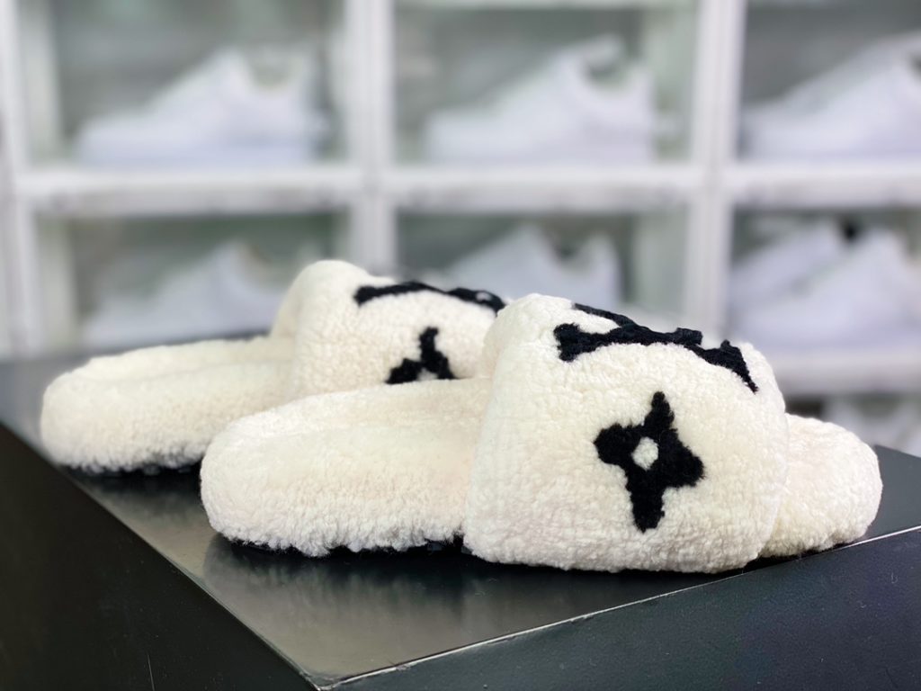 L. V is the hottest wool slipper in autumn and winter this year, with a hit model, top-notch quality in stock, perfect details, and the highest version in the market