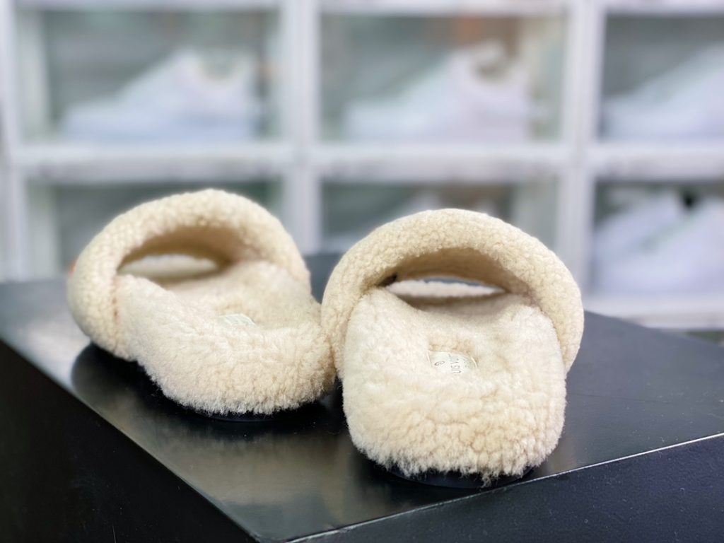 L. V is the hottest wool slipper in autumn and winter this year, with a hit model, top-notch quality in stock, perfect details, and the highest version in the market