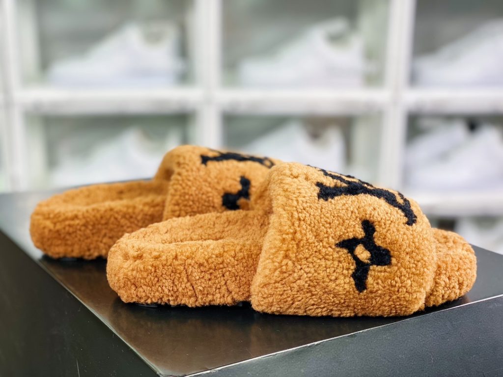 L. V is the hottest wool slipper in autumn and winter this year, with a hit model, top-notch quality in stock, perfect details, and the highest version in the market