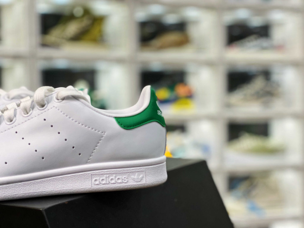 Adidas Originals Stan Smith Green Tail Summer's light and simple Japanese color scheme with simple language expression. Imported calf leather and rubber outsole are used to create a timeless classic small white shoe. First choice 10