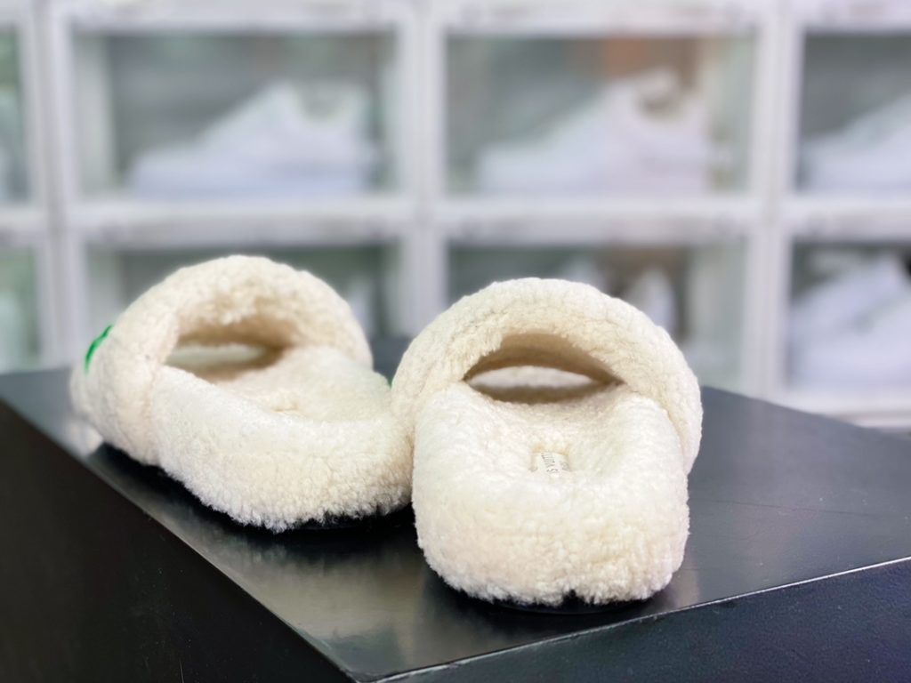 L. V is the hottest wool slipper in autumn and winter this year, with a hit model, top-notch quality in stock, perfect details, and the highest version in the market