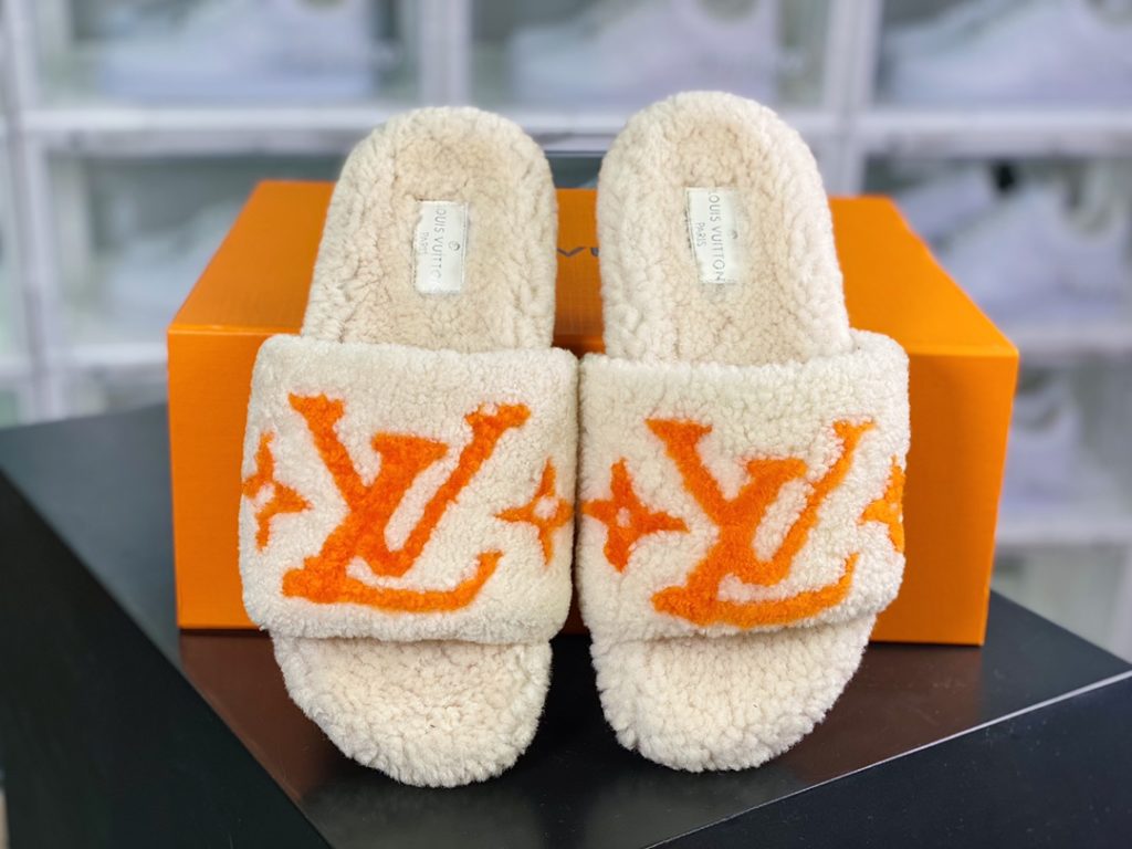 L. V is the hottest wool slipper in autumn and winter this year, with a hit model, top-notch quality in stock, perfect details, and the highest version in the market