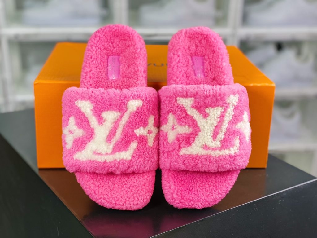 L. V is the hottest wool slipper in autumn and winter this year, with a hit model, top-notch quality in stock, perfect details, and the highest version in the market