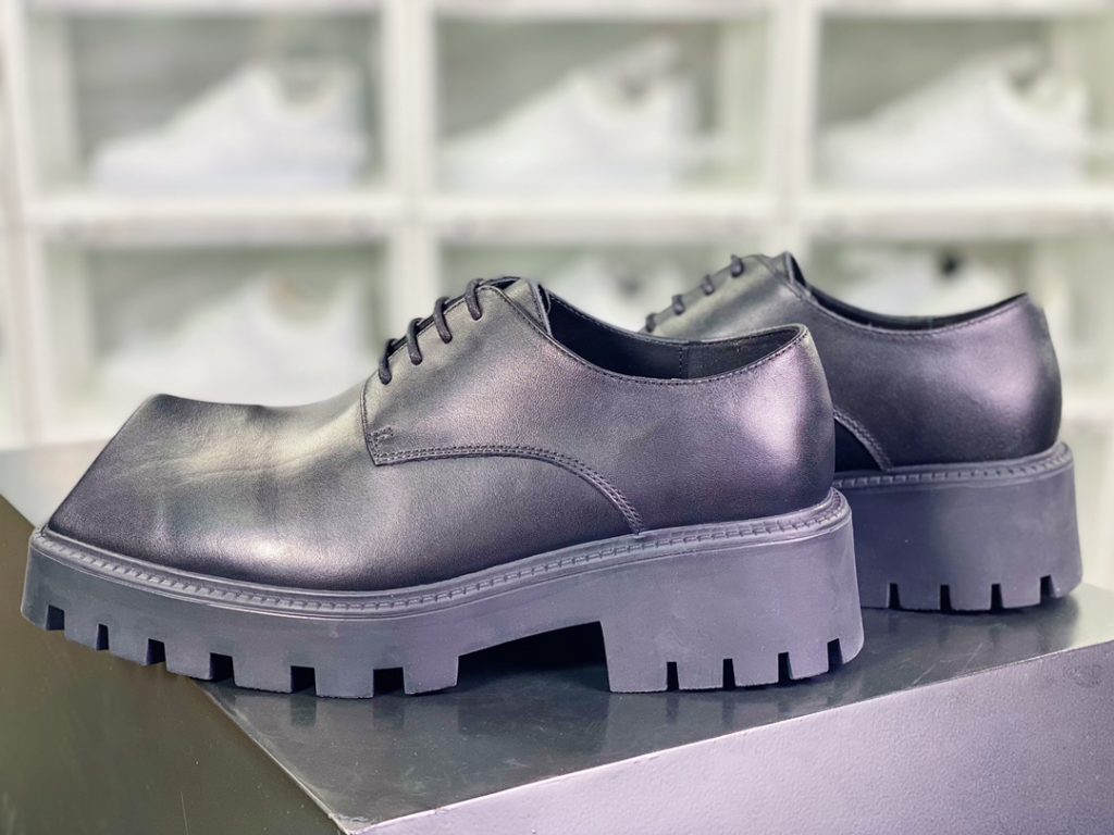 BALENCIAGA - World's hottest fashion trend shoes 10