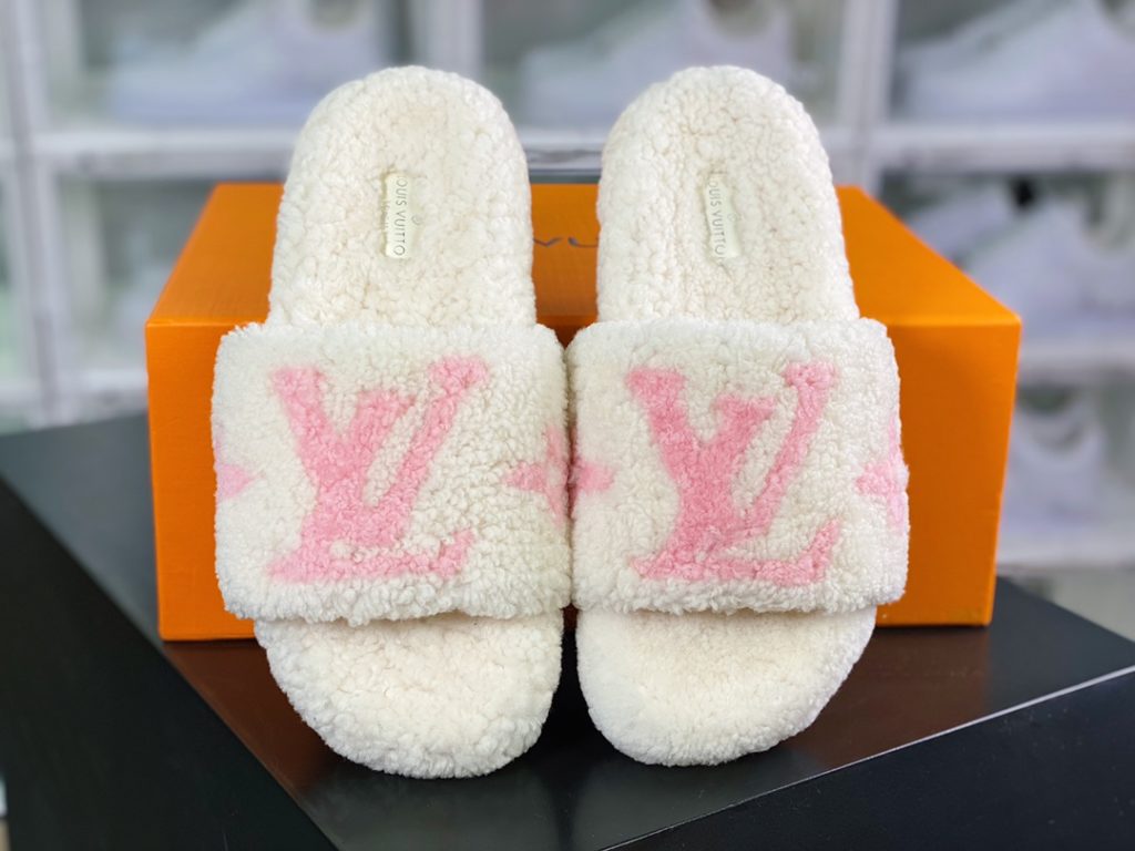 L. V is the hottest wool slipper in autumn and winter this year, with a hit model, top-notch quality in stock, perfect details, and the highest version in the market