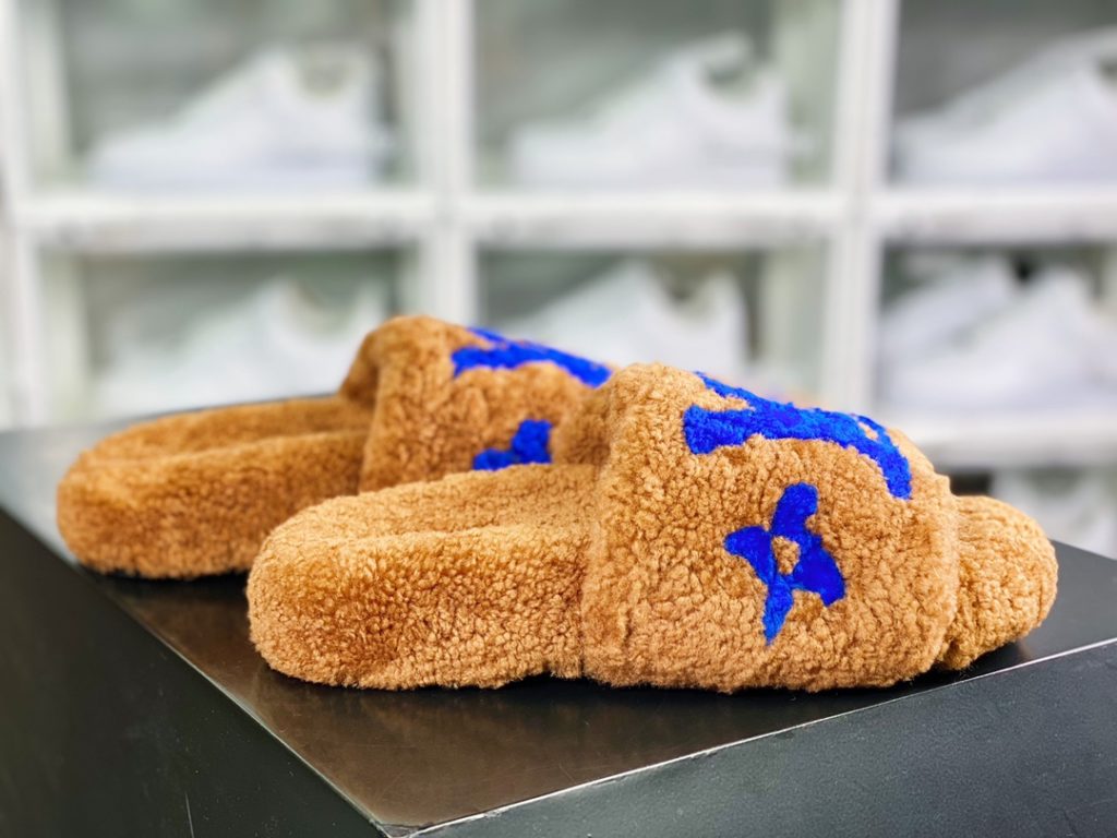 L. V is the hottest wool slipper in autumn and winter this year, with a hit model, top-notch quality in stock, perfect details, and the highest version in the market