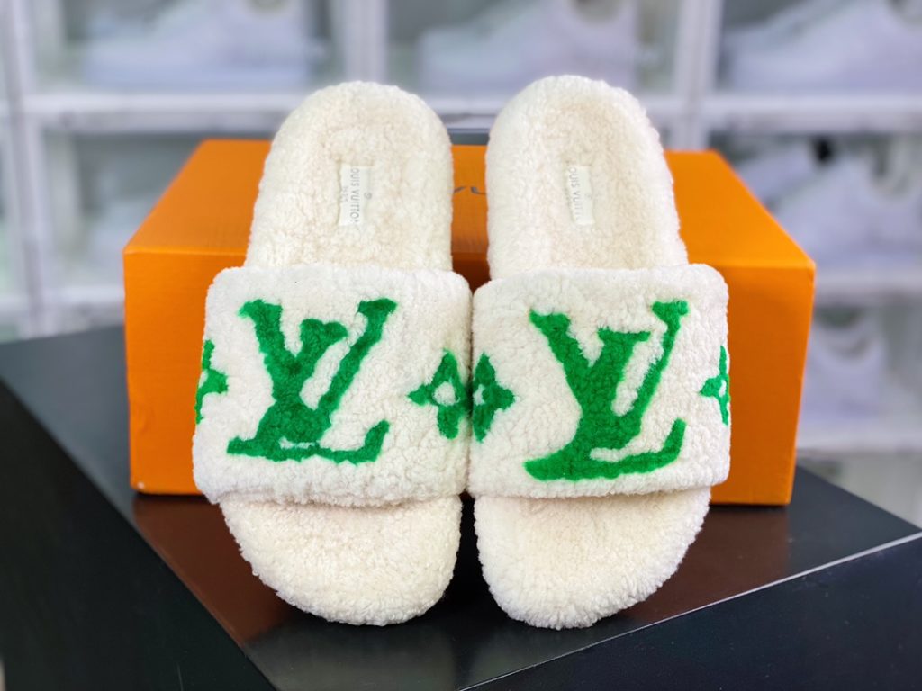 L. V is the hottest wool slipper in autumn and winter this year, with a hit model, top-notch quality in stock, perfect details, and the highest version in the market