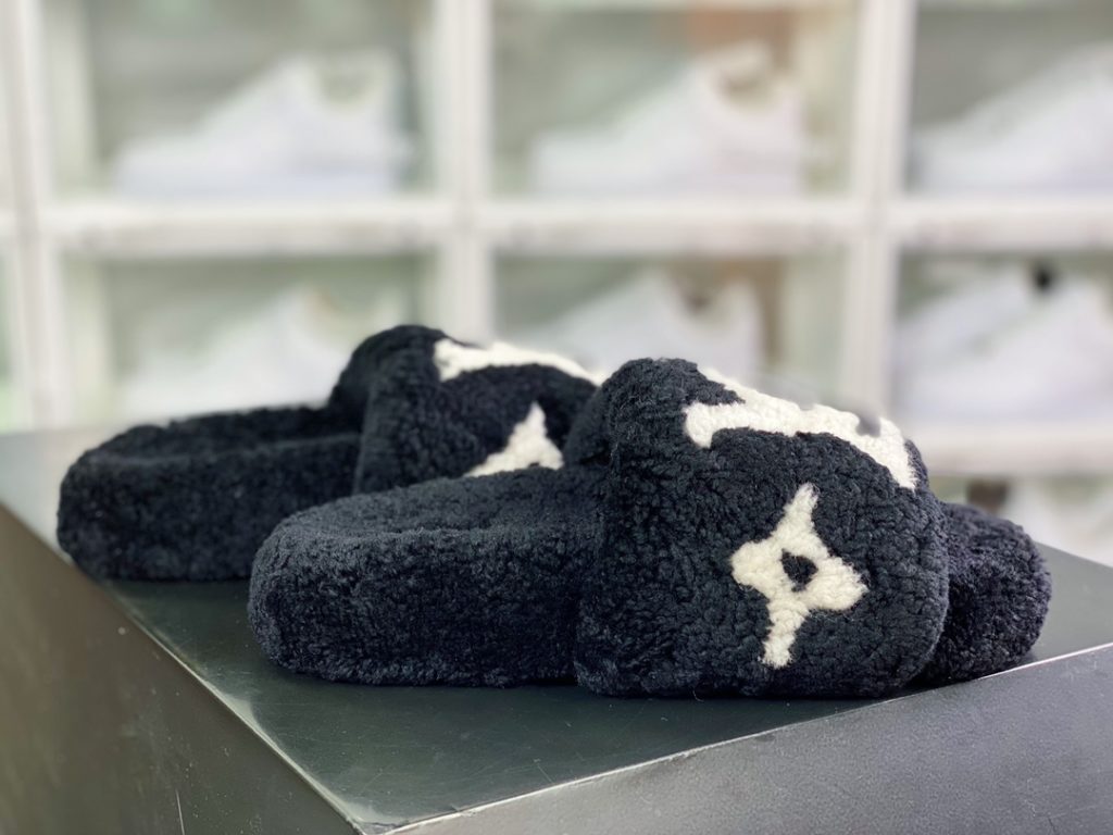 L. V is the hottest wool slipper in autumn and winter this year, with a hit model, top-notch quality in stock, perfect details, and the highest version in the market