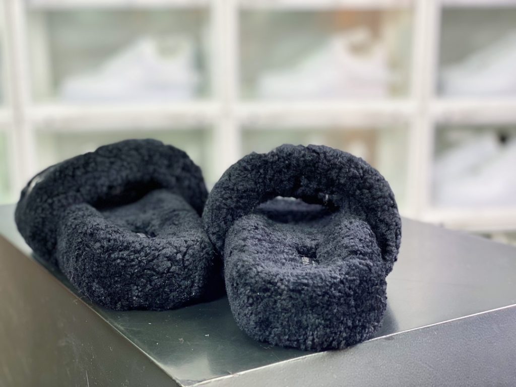 L. V is the hottest wool slipper in autumn and winter this year, with a hit model, top-notch quality in stock, perfect details, and the highest version in the market