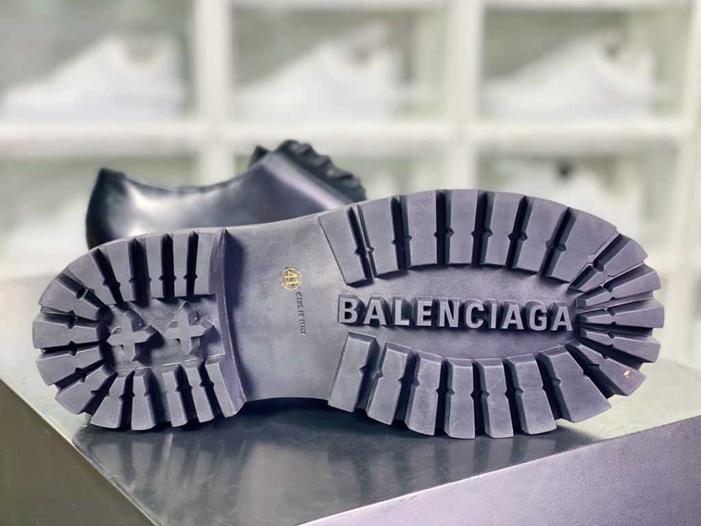 BALENCIAGA - World's hottest fashion trend shoes 10