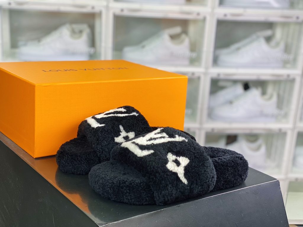 L. V is the hottest wool slipper in autumn and winter this year, with a hit model, top-notch quality in stock, perfect details, and the highest version in the market