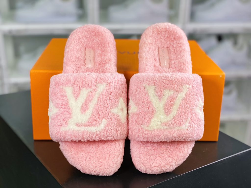 L. V is the hottest wool slipper in autumn and winter this year, with a hit model, top-notch quality in stock, perfect details, and the highest version in the market