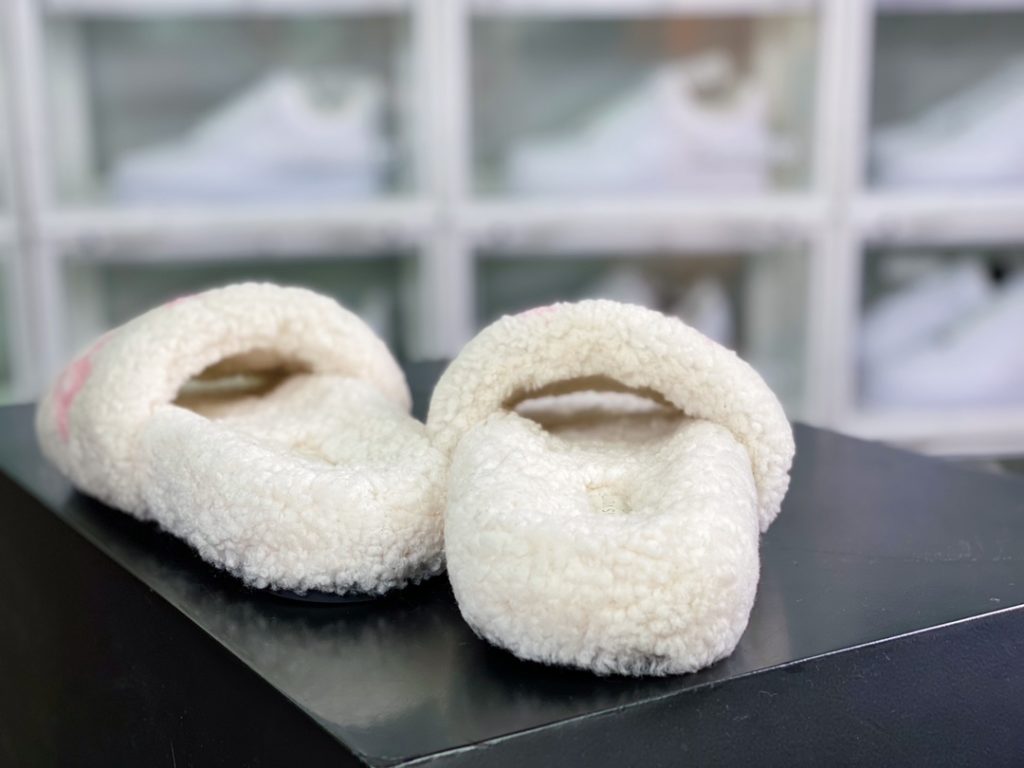 L. V is the hottest wool slipper in autumn and winter this year, with a hit model, top-notch quality in stock, perfect details, and the highest version in the market