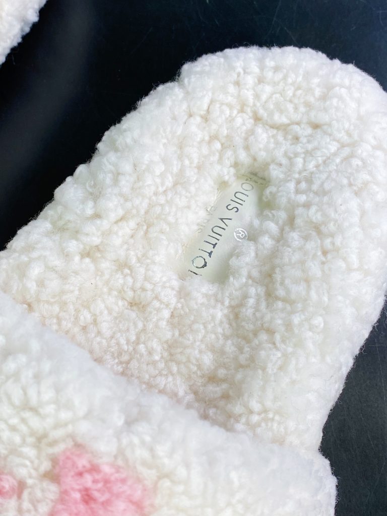 L. V is the hottest wool slipper in autumn and winter this year, with a hit model, top-notch quality in stock, perfect details, and the highest version in the market