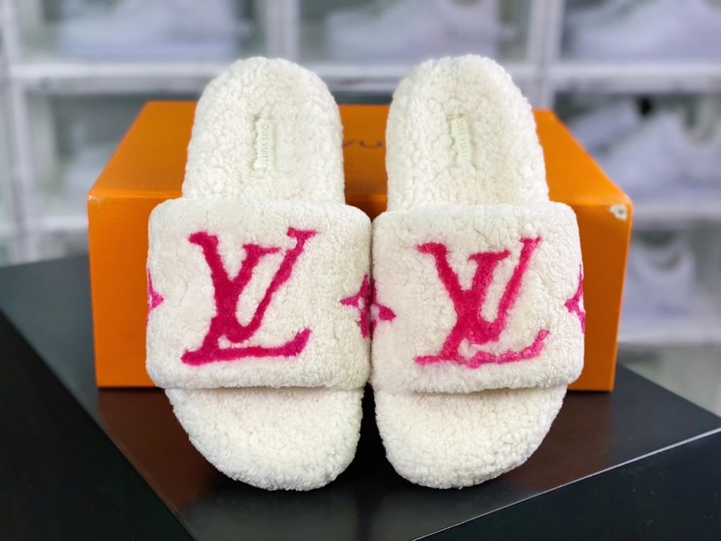 L. V is the hottest wool slipper in autumn and winter this year, with a hit model, top-notch quality in stock, perfect details, and the highest version in the market