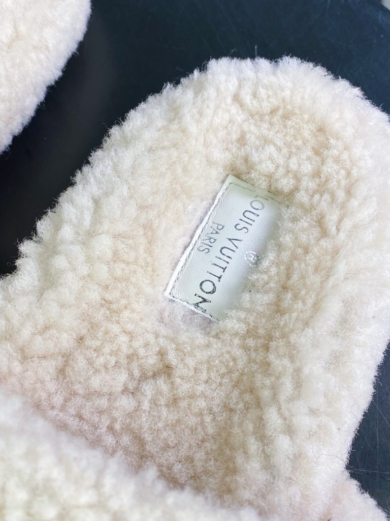 L. V is the hottest wool slipper in autumn and winter this year, with a hit model, top-notch quality in stock, perfect details, and the highest version in the market