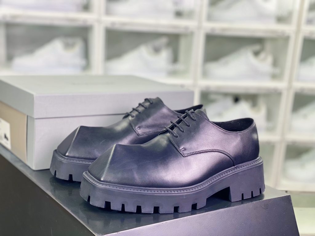 BALENCIAGA - World's hottest fashion trend shoes 10