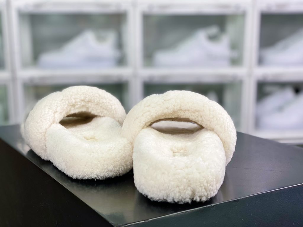 L. V is the hottest wool slipper in autumn and winter this year, with a hit model, top-notch quality in stock, perfect details, and the highest version in the market