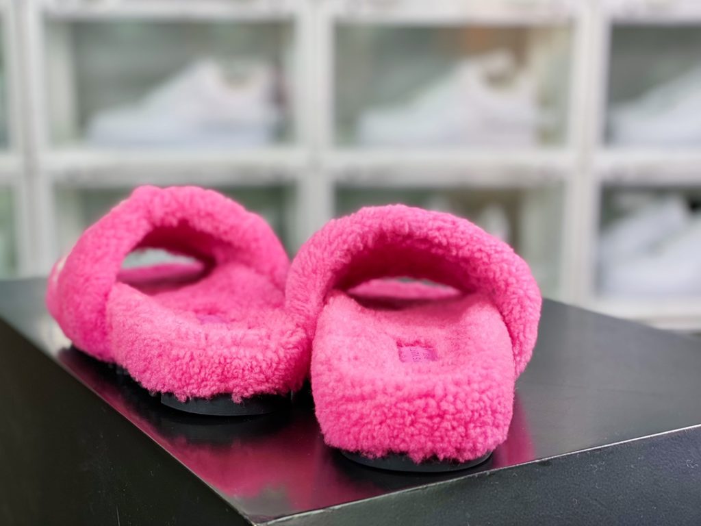 L. V is the hottest wool slipper in autumn and winter this year, with a hit model, top-notch quality in stock, perfect details, and the highest version in the market