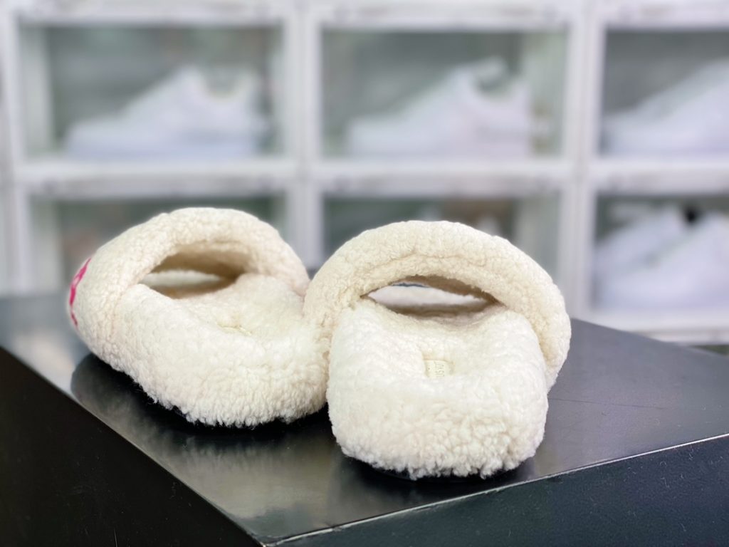 L. V is the hottest wool slipper in autumn and winter this year, with a hit model, top-notch quality in stock, perfect details, and the highest version in the market