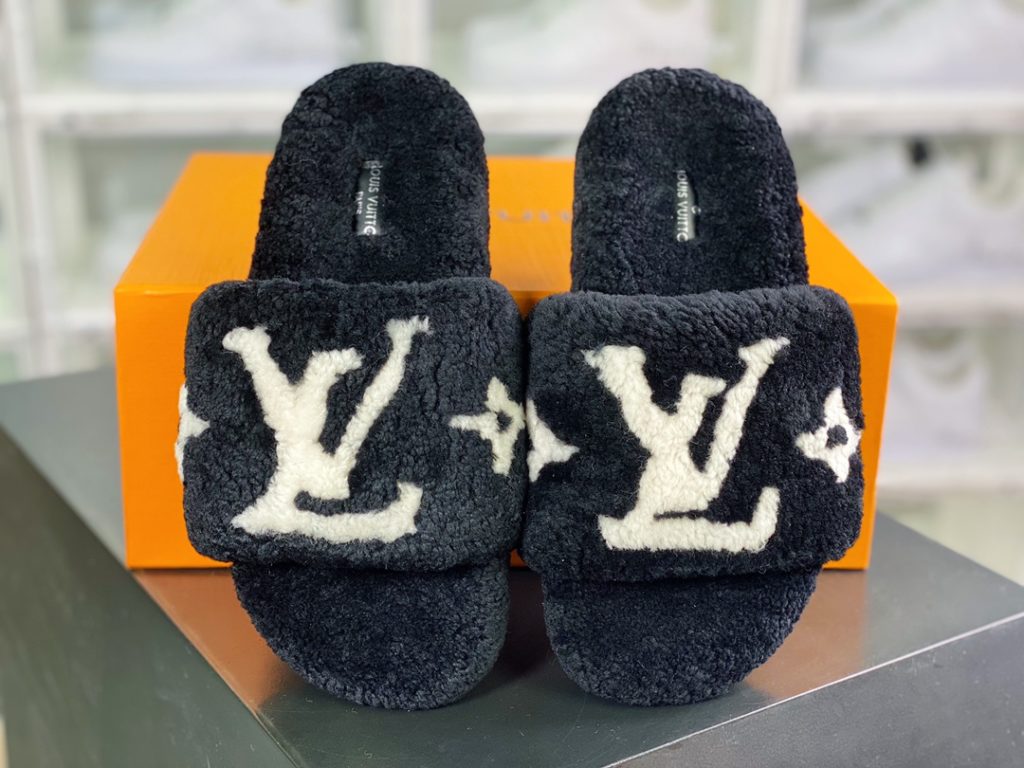 L. V is the hottest wool slipper in autumn and winter this year, with a hit model, top-notch quality in stock, perfect details, and the highest version in the market