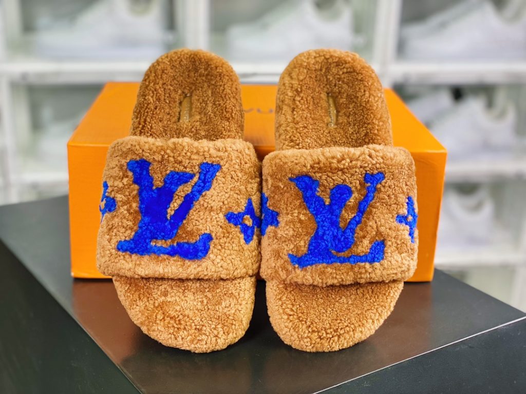 L. V is the hottest wool slipper in autumn and winter this year, with a hit model, top-notch quality in stock, perfect details, and the highest version in the market