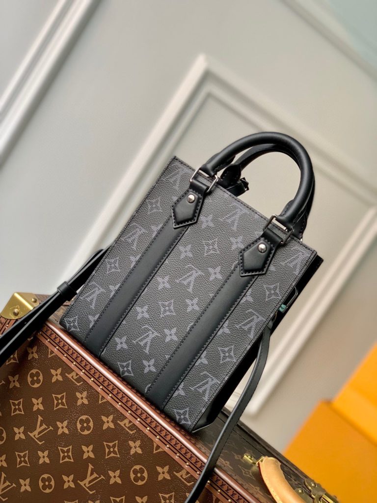 The Black Embossed Vertical Trunk Mini Handbag demonstrates Louis Vuitton's box making heritage and modern concept. Taurilon leather is embossed with a classic Monogram graphic, a magnetic snap flap for secure storage, and a detachable and adjustable shoulder strap facilitates shoulder and back. size：10.7x17.5x6.8cm