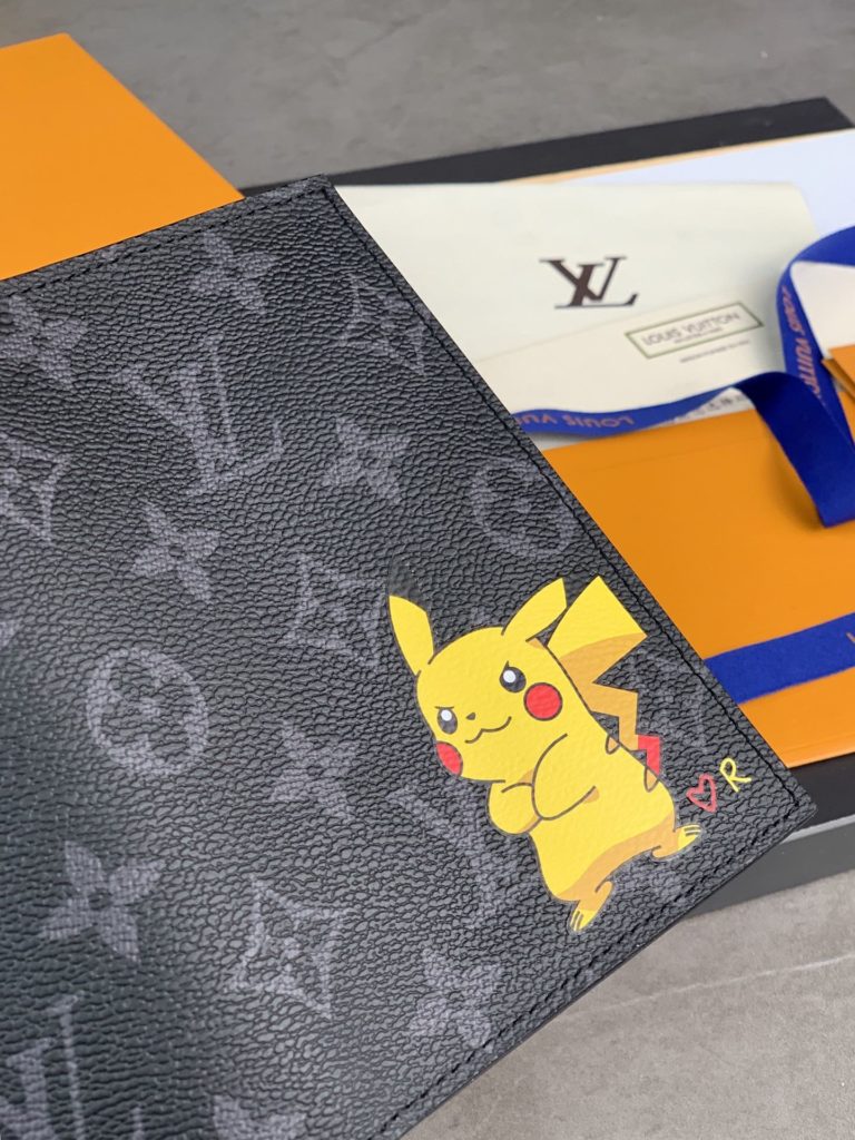 High version N64501 Black Flower Picchu Passport Clip! A perfect companion for fashionable travel. Luxurious grain grain grain calfskin lining with multiple interior compartments is a classic travel accessory. The image of Picachu, who is heavily purchased with a gorgeous Louis Vuitton handbag, transforms this elegant passport case into a cute avatar. 10.0 x 14.0 x 2.5 cm (L x H x W).