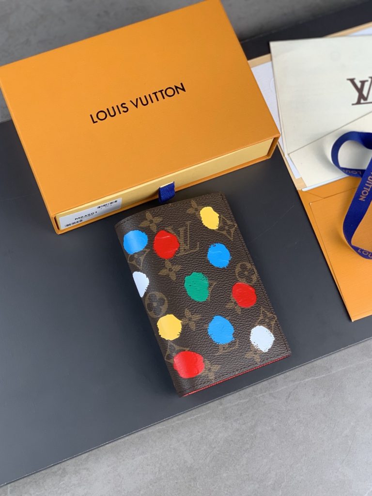 High version M81994 LV x YK passport case! The launch of the Louis Vuitton x Kusama collaboration series places travel functional design in the art world. The surface of Monogram canvas is reflected with colorful dots, and the hand-painted effect is copied through the screen printing process, just like an artist's visual card. Detailed features! 10 x 14 x 2.5 cm (L x H x W) Monogram coated canvas with 3D hand painted polka dot print, cow leather lining, metal pieces, interior decorated with LV x YK logo, card interlayer, patch pocket side interlayer.