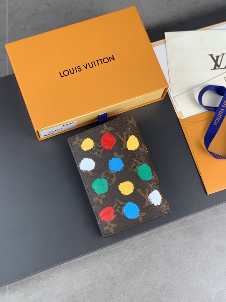 High version M81994 LV x YK passport case! The launch of the Louis Vuitton x Kusama collaboration series places travel functional design in the art world. The surface of Monogram canvas is reflected with colorful dots, and the hand-painted effect is copied through the screen printing process, just like an artist's visual card. Detailed features! 10 x 14 x 2.5 cm (L x H x W) Monogram coated canvas with 3D hand painted polka dot print, cow leather lining, metal pieces, interior decorated with LV x YK logo, card interlayer, patch pocket side interlayer.