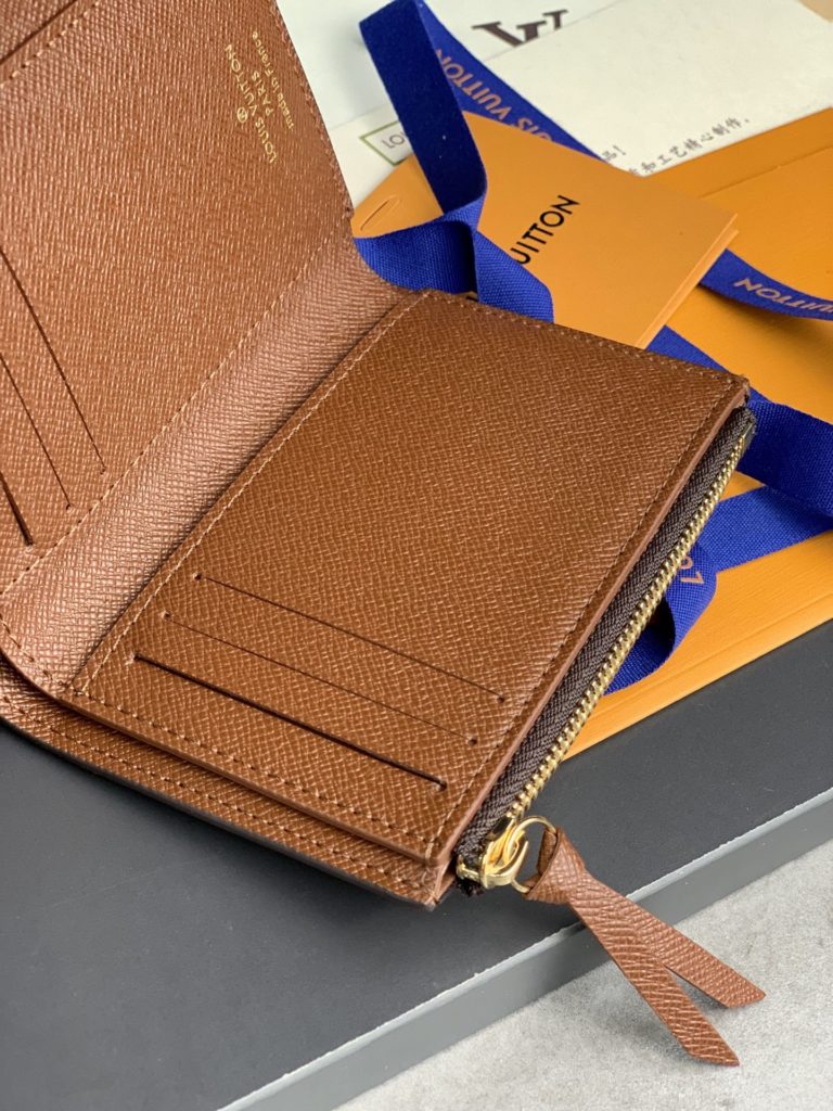 High version leather buckle! M62472 Brown! This wallet is made from soft Monogram canvas! Lining with bright colors! Extremely elegant temperament! light! The design of the change bag is more practical! Size: 12X9Cm.