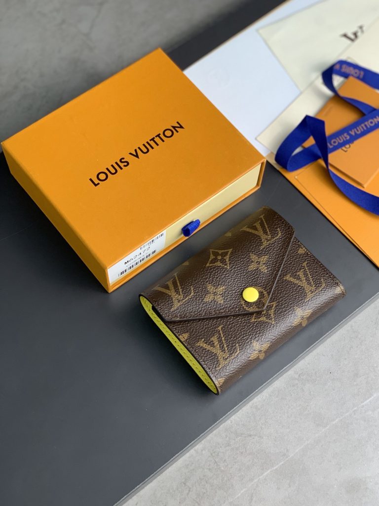 High version leather buckle! M41938 Yellow! This wallet is made from soft Monogram canvas! Lining with bright colors! Extremely elegant temperament! light! The design of the change bag is more practical! Size: 12X9Cm.