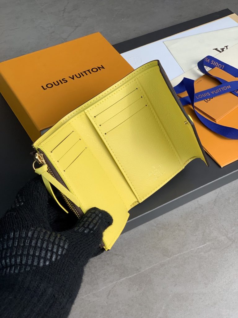 High version leather buckle! M41938 Yellow! This wallet is made from soft Monogram canvas! Lining with bright colors! Extremely elegant temperament! light! The design of the change bag is more practical! Size: 12X9Cm.