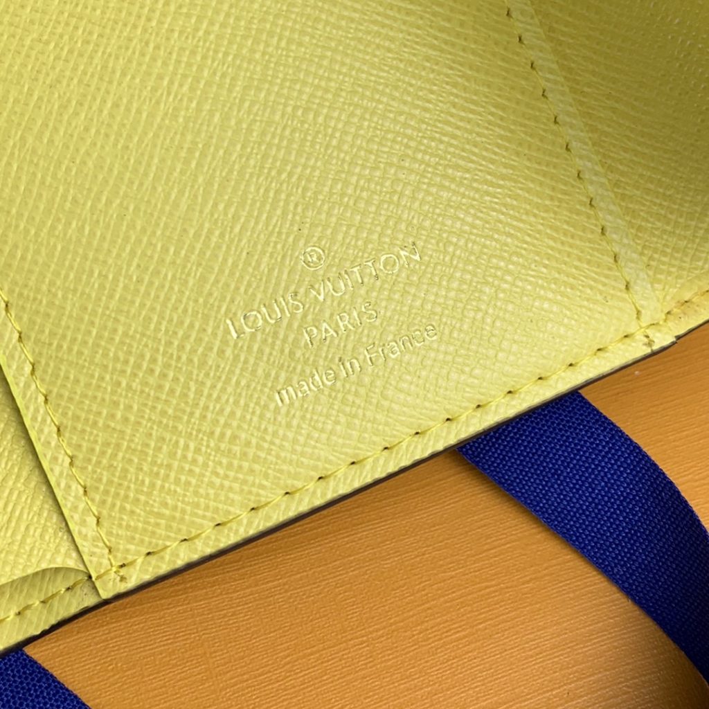 High version leather buckle! M41938 Yellow! This wallet is made from soft Monogram canvas! Lining with bright colors! Extremely elegant temperament! light! The design of the change bag is more practical! Size: 12X9Cm.