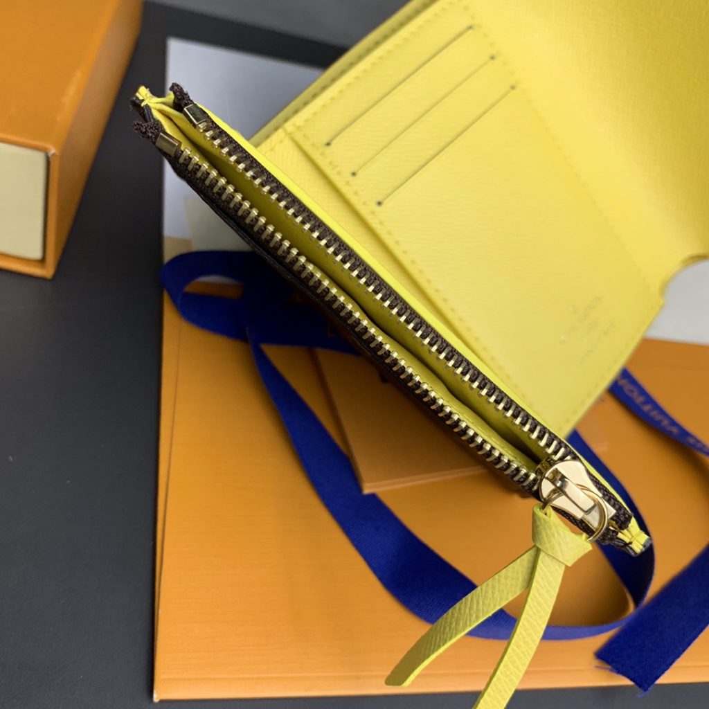 High version leather buckle! M41938 Yellow! This wallet is made from soft Monogram canvas! Lining with bright colors! Extremely elegant temperament! light! The design of the change bag is more practical! Size: 12X9Cm.