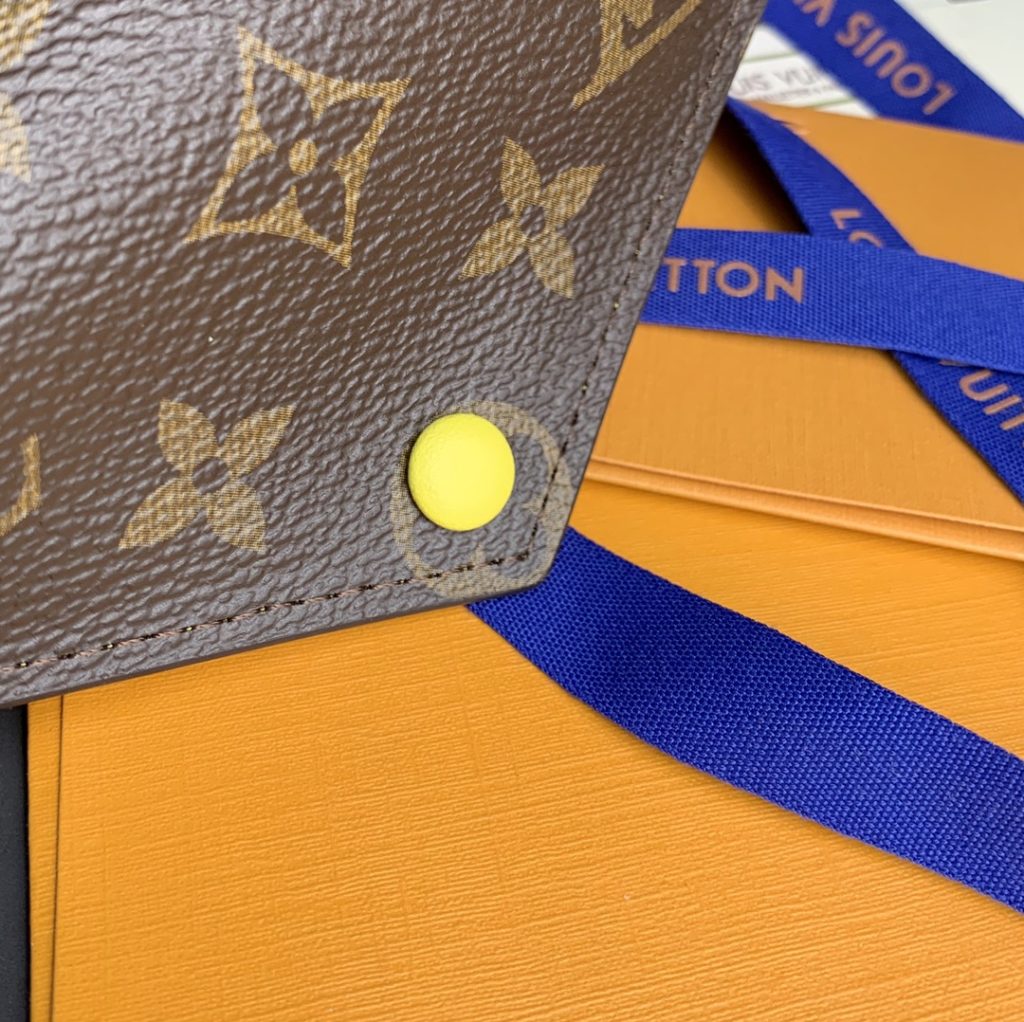 High version leather buckle! M41938 Yellow! This wallet is made from soft Monogram canvas! Lining with bright colors! Extremely elegant temperament! light! The design of the change bag is more practical! Size: 12X9Cm.