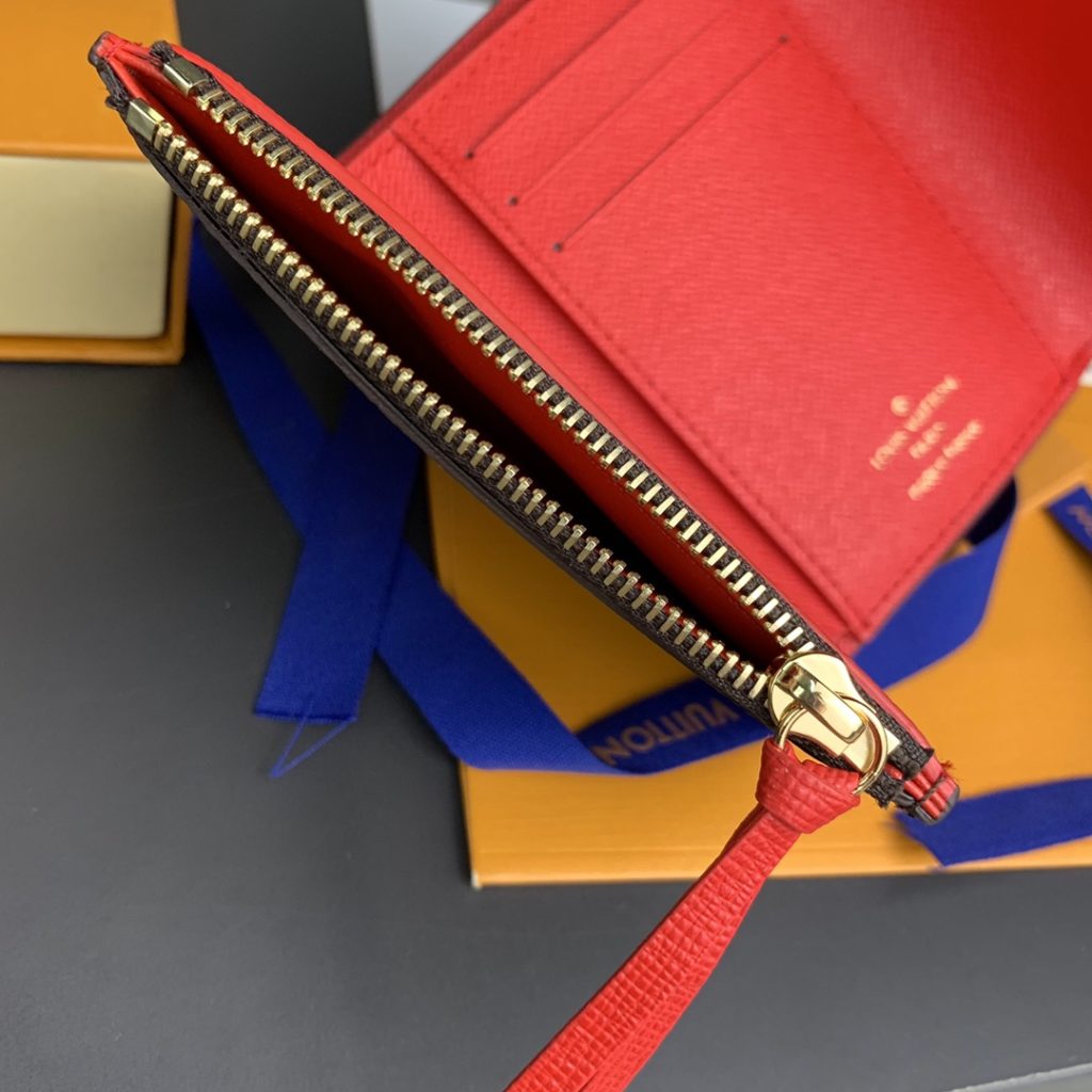 High version leather buckle! M41938 Red! This wallet is made from soft Monogram canvas! Lining with bright colors! Extremely elegant temperament! light! The design of the change bag is more practical! Size: 12X9Cm