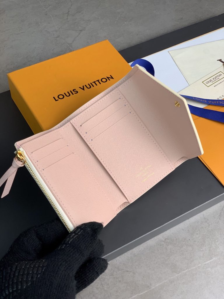 High version leather buckle! M58114 Pink! This wallet is made from soft Monogram canvas! Lining with bright colors! Extremely elegant temperament! light! The design of the change bag is more practical! Size: 12X9Cm.