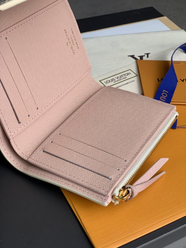 High version leather buckle! M58114 Pink! This wallet is made from soft Monogram canvas! Lining with bright colors! Extremely elegant temperament! light! The design of the change bag is more practical! Size: 12X9Cm.