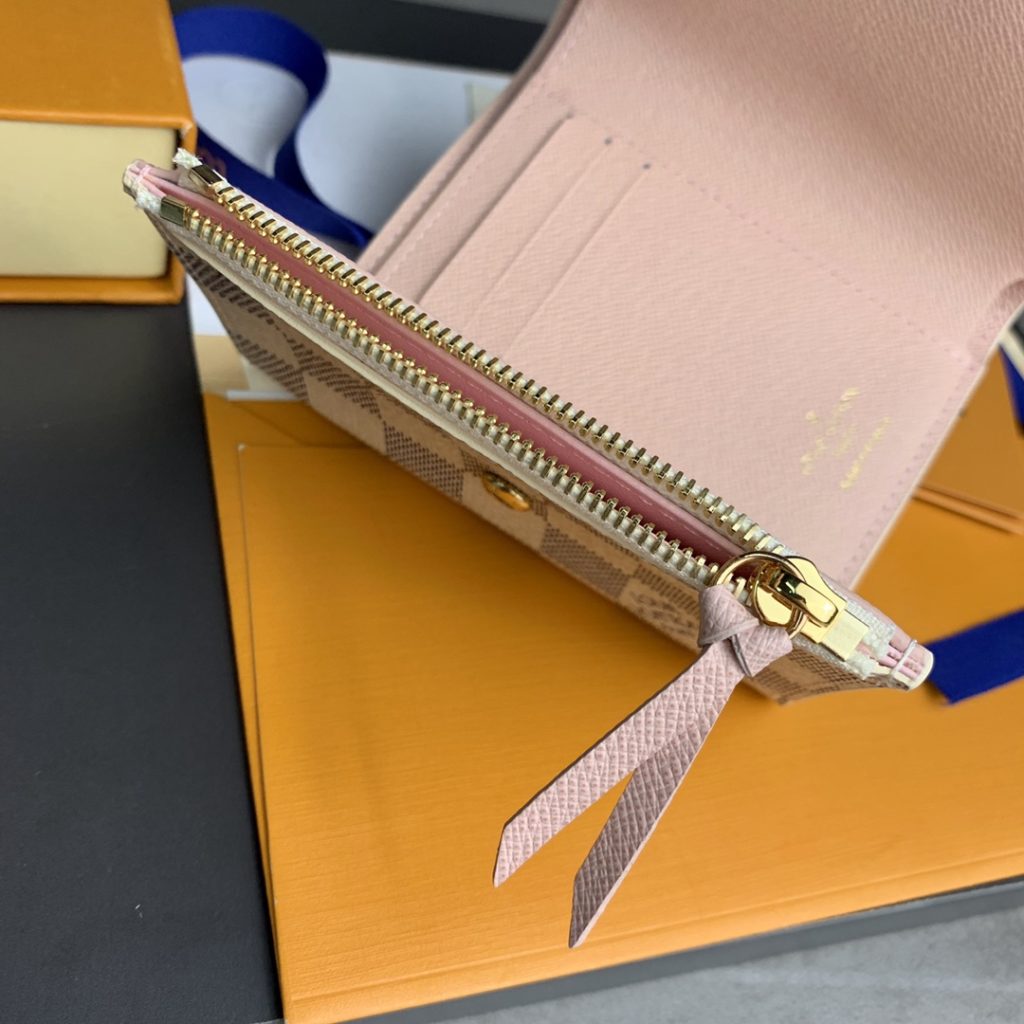 High version leather buckle! M58114 Pink! This wallet is made from soft Monogram canvas! Lining with bright colors! Extremely elegant temperament! light! The design of the change bag is more practical! Size: 12X9Cm.