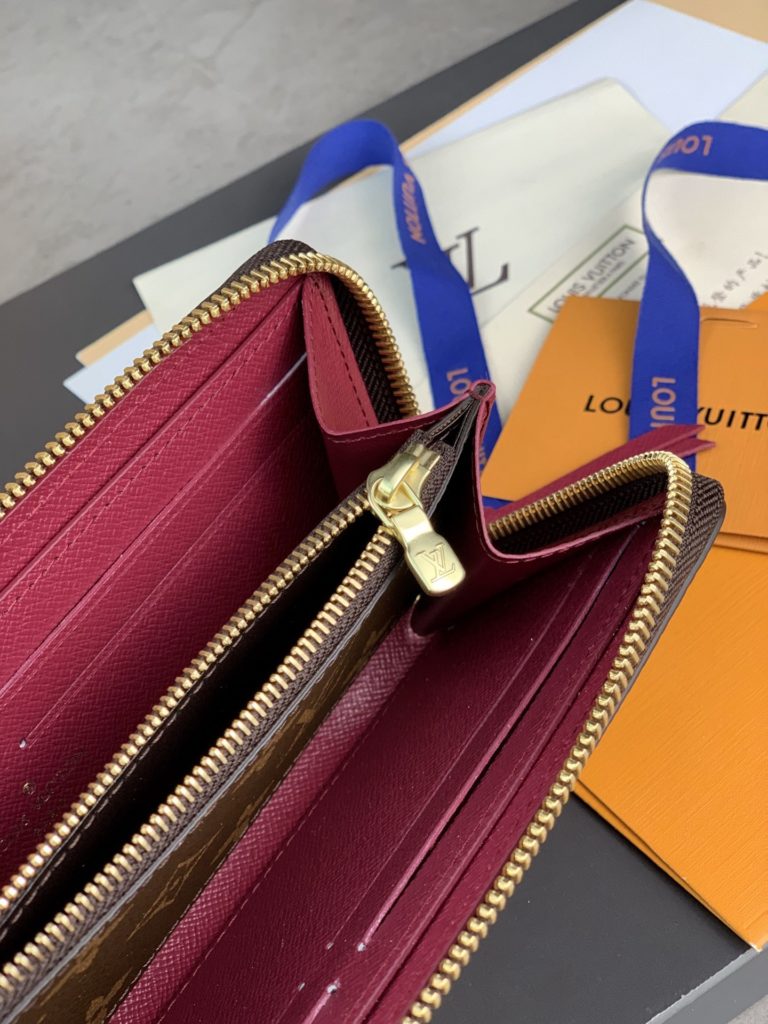 High version M60742 Purple! Clemence wallet, small and compact but full of capacity, is made of exquisite and durable Monogram canvas material. A bright interior lining and leather zipper reveal a playful feminine charm. Size: 19.5 × nine × 1.5cm。