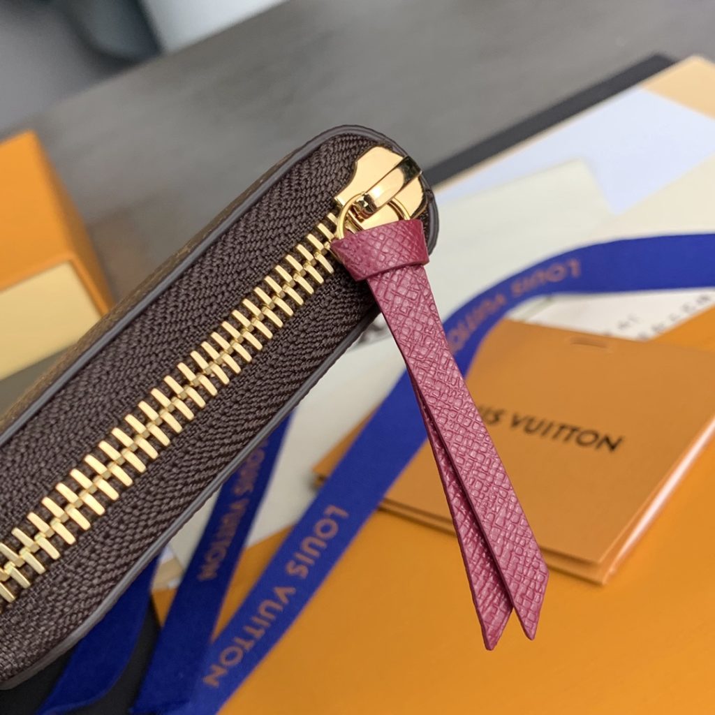 High version M60742 Purple! Clemence wallet, small and compact but full of capacity, is made of exquisite and durable Monogram canvas material. A bright interior lining and leather zipper reveal a playful feminine charm. Size: 19.5 × nine × 1.5cm。